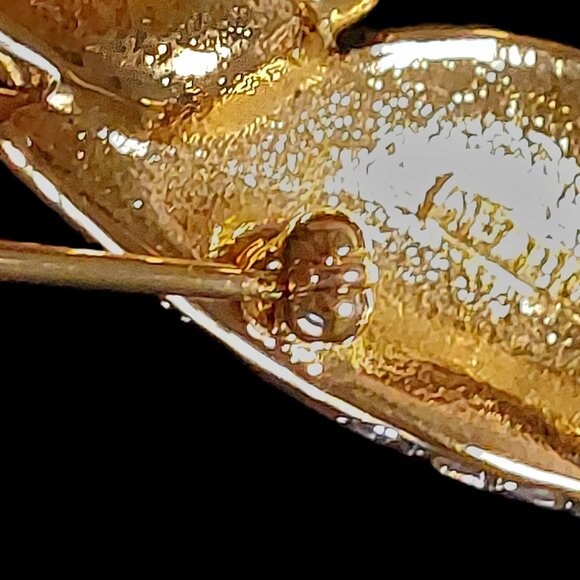 Brilliant Rhinestone Parrot pin broach with an intricate golden setting - Picture 8 of 10
